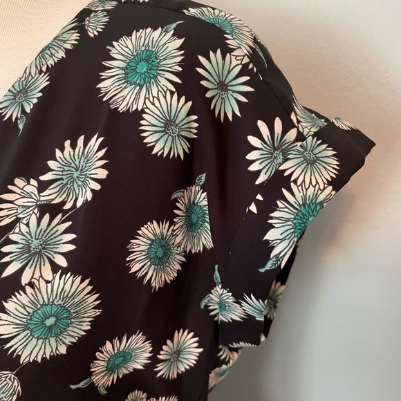 Express Silky Short Sleeve Flowy Short Cuff Black and Teal Floral Top Size M - Picture 4 of 9